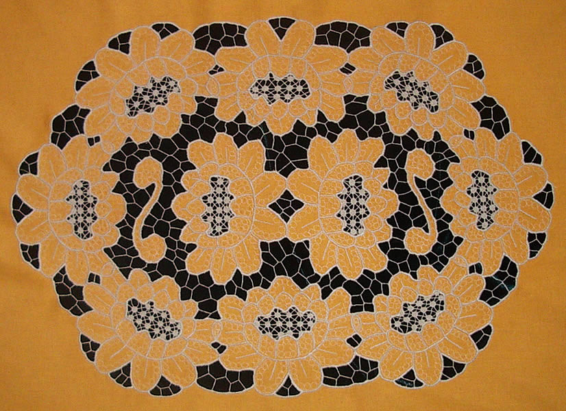 Центральная часть скатерти горчичного цвета на прямоугольный стол