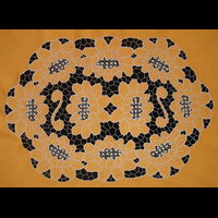 Центральная часть скатерти горчичного цвета на прямоугольный стол