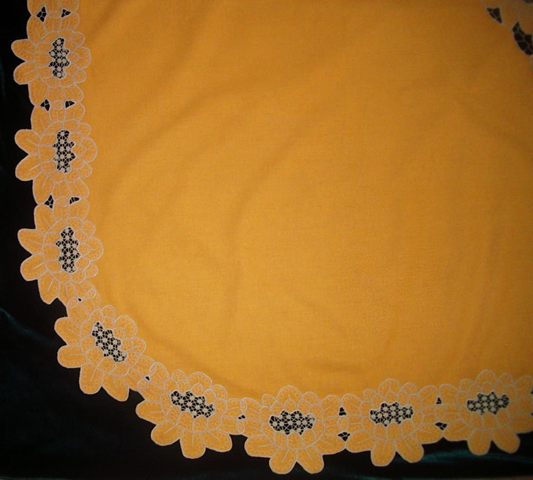 Скатерть горчичного цвета на прямоугольный стол