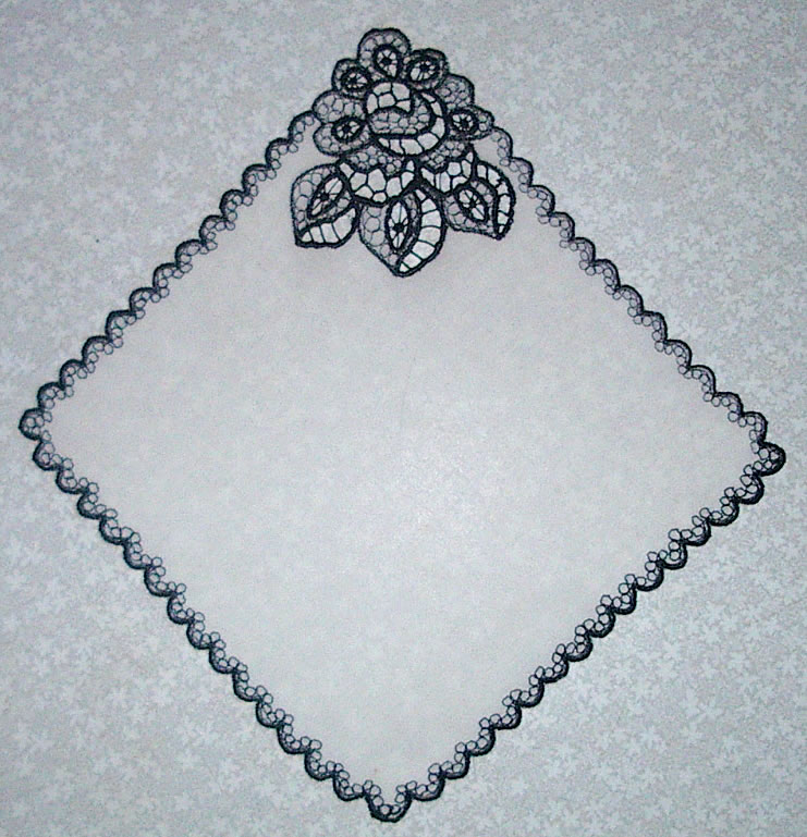 Носовой платок (на белом батисте черными нитками)