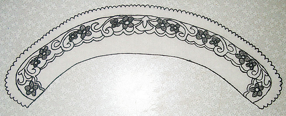 Воротник прямой белый, вышитый черными нитками