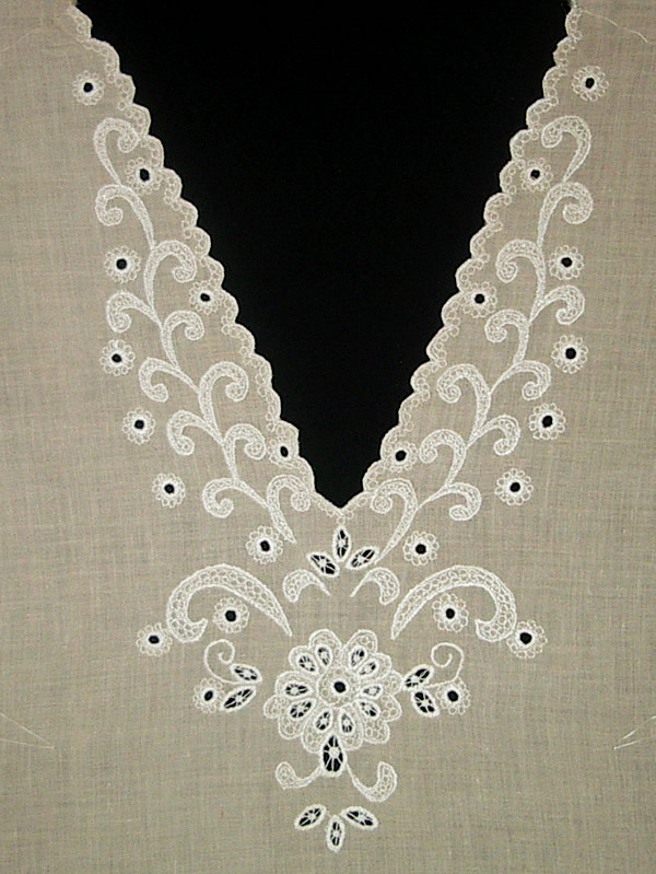 Передняя полочка платья кремового цвета