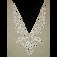 Передняя полочка платья кремового цвета