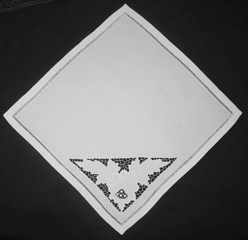 Уголок белого цвета