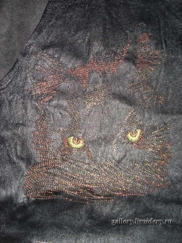 Машинаая вышивка по коже. Взгляд