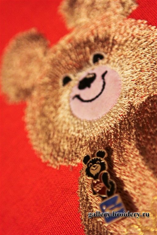 Машинная вышивка. Олимпийский мишка. Деталь вышивки.