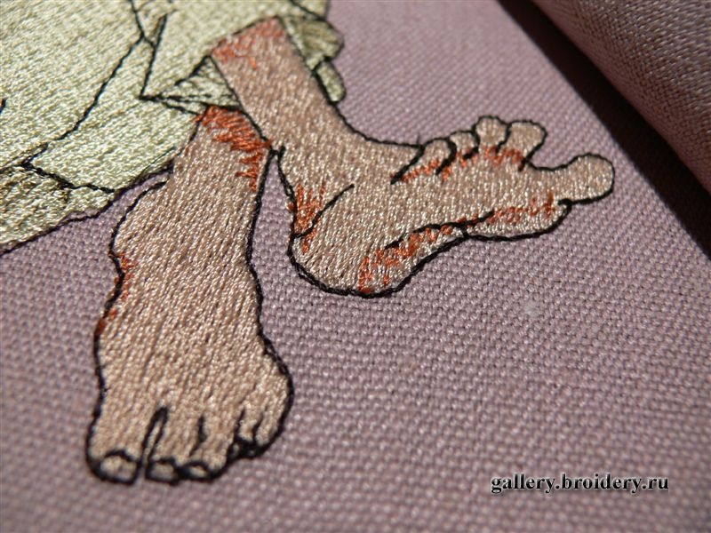 Деталь машинной вышивка. Ноги девочки. 