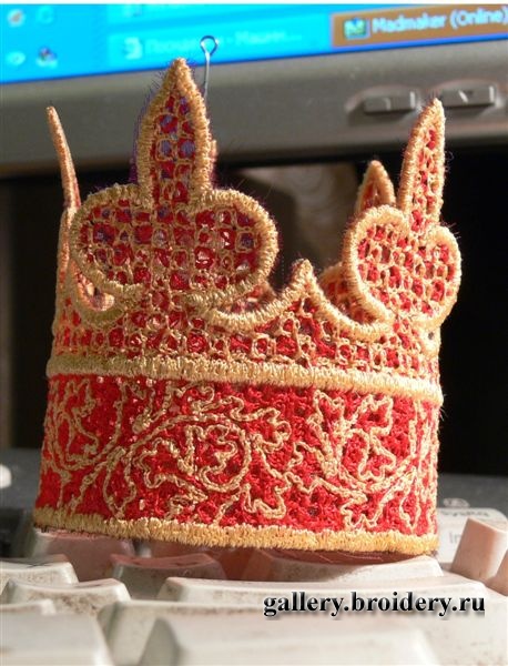 Корона. Дизайн вышит на органзе. Машинная вышивка