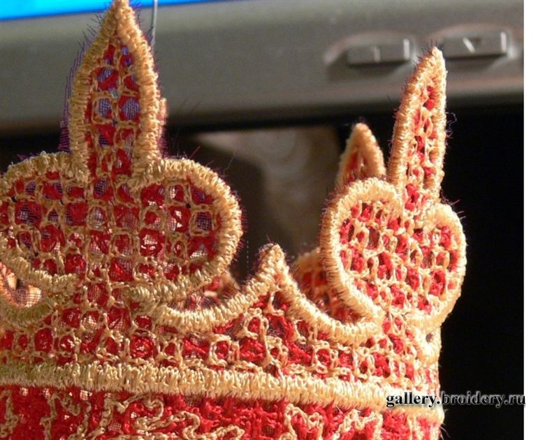 Машинная вышивка. Корона.