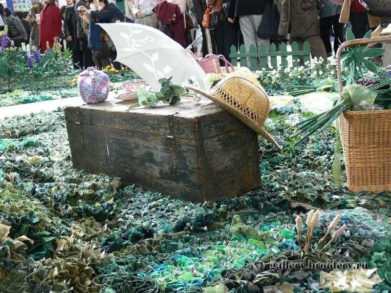Трава у дома из кусочков материала. Квилт. Фестиваль в Токио. 
