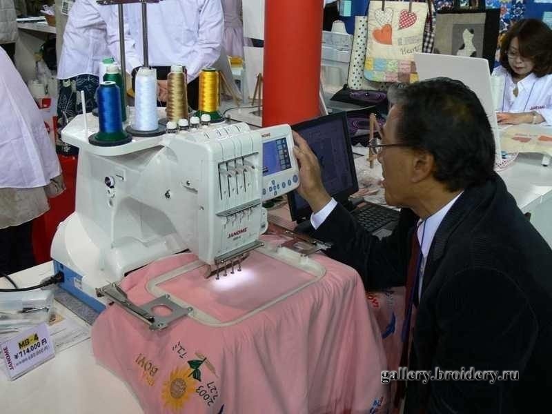 Стенд компании Janome. Швейное и вышивальное оборудование. 