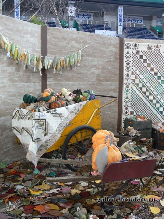 Овощи из кусочков ткани на фестивале квилта. 