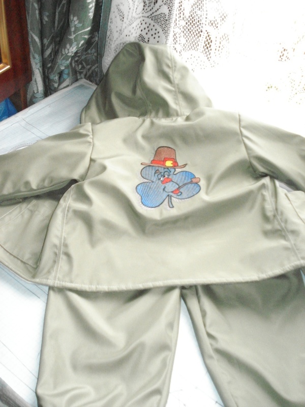 Костюм из плащевки. Машинная вышивка и шитье