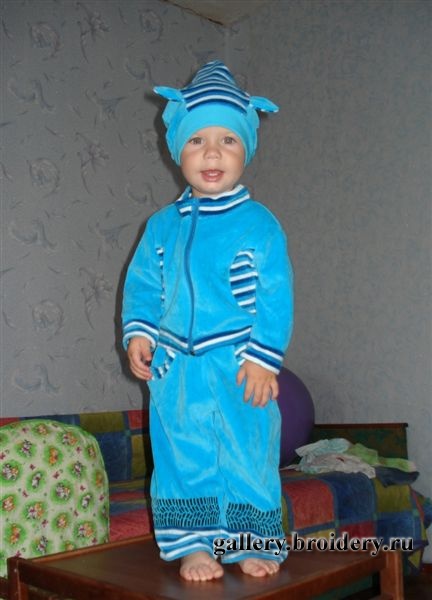 Машинная вышивка. Трикотажный костюм