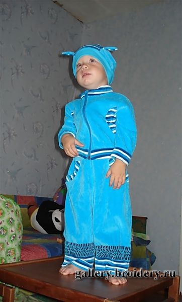 Машинная вышивка. Трикотажный костюм