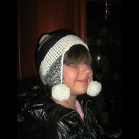 Шапка с помпонами