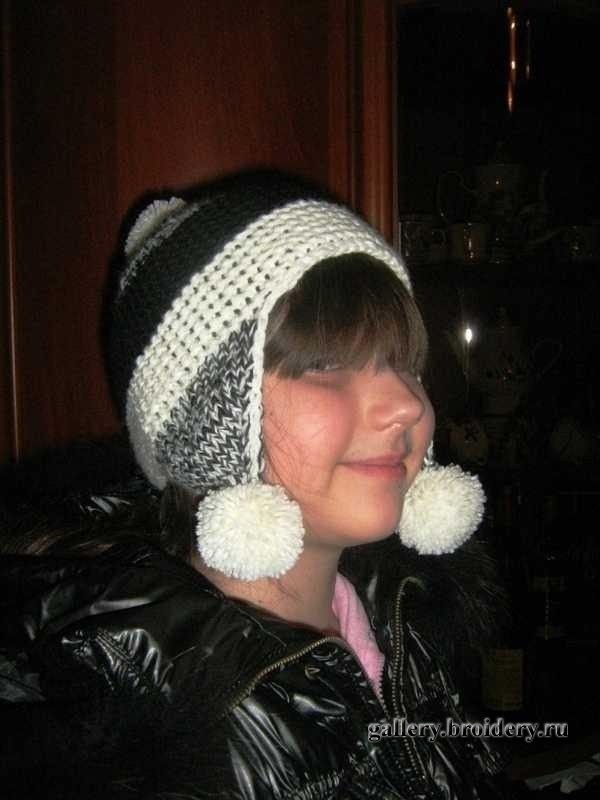 Шапка с помпонами