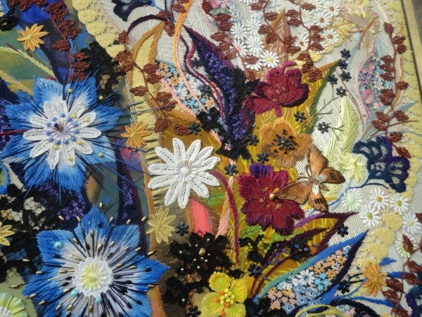 Вышитые цветы. Крупным планом