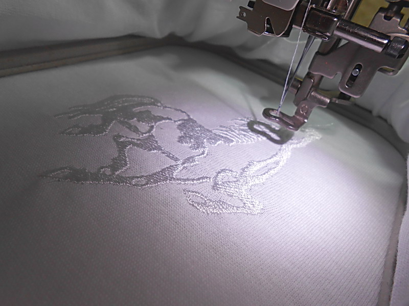 Конь. Машинная вышивка. Монохром.