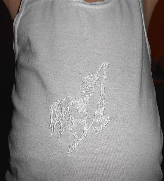 Готовая маечка. Конь. Машинная вышивка.