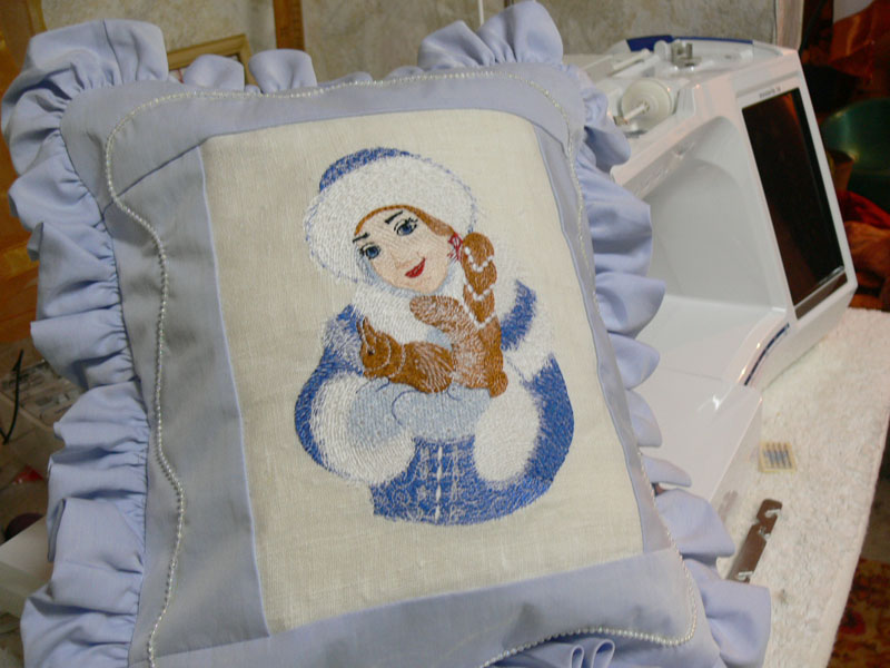 Машинная вышивка и шитье. Подушка-снегурочка