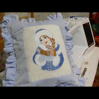 Машинная вышивка и шитье. Подушка-снегурочка