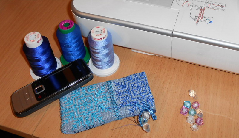 Чехол для телефона. Машинная вышивка