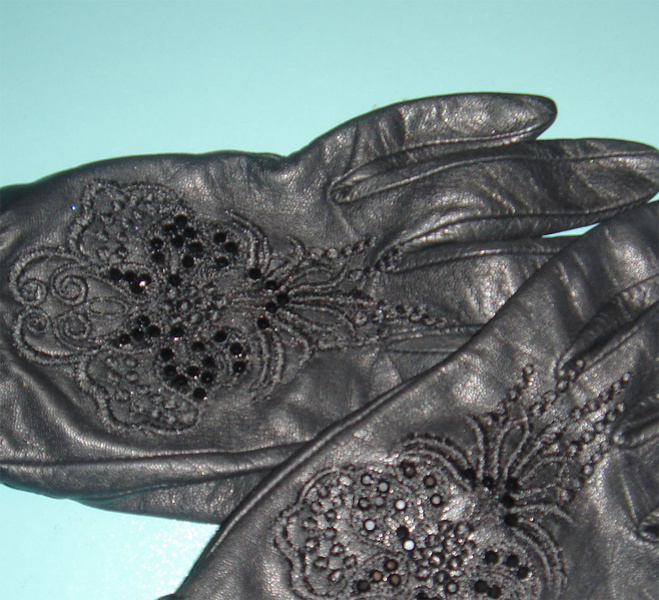 Аппликация на готовые перчатки