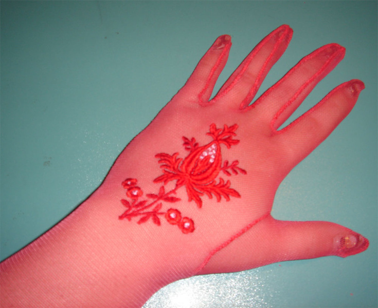 Перчатка вышитая и пошитая