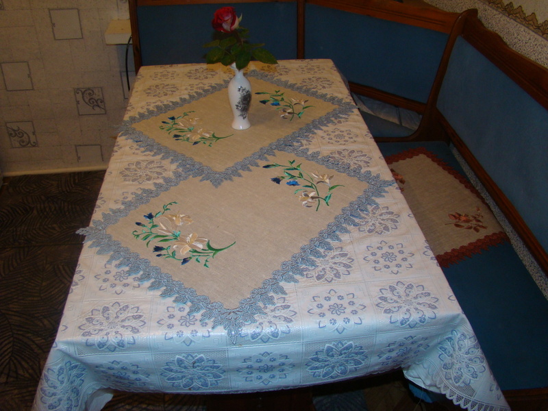 Салфетки (кружево тоже вышито на машине)