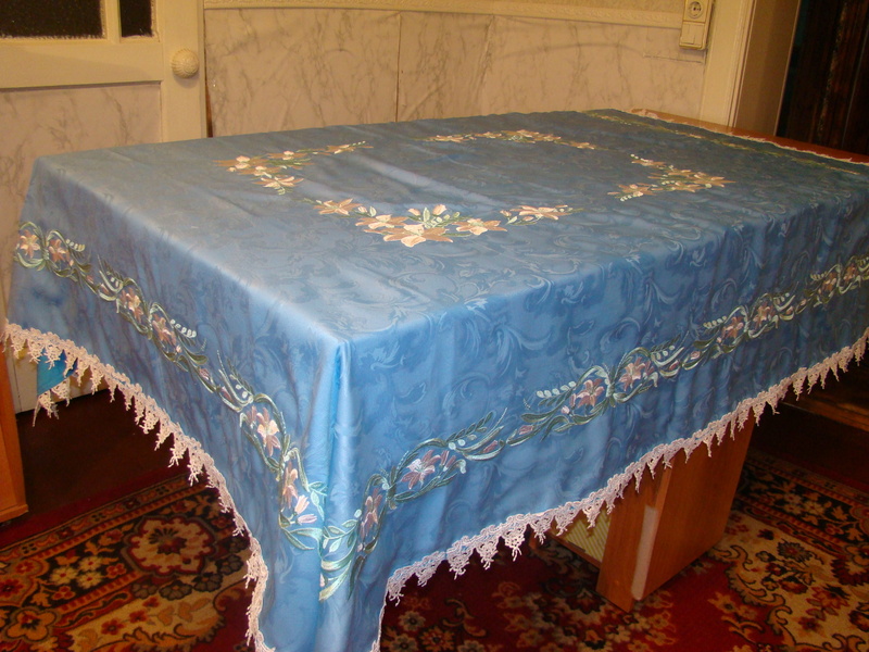 Скатерть 150х170 см.Кружево по краю тоже вышито