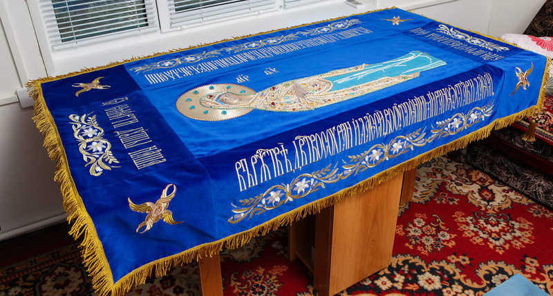 Плащаница 180х110см. Кайма, херувимы и тропарь машинная вышивка.Фигура Пресвятой Богородицы - ручная вышивка