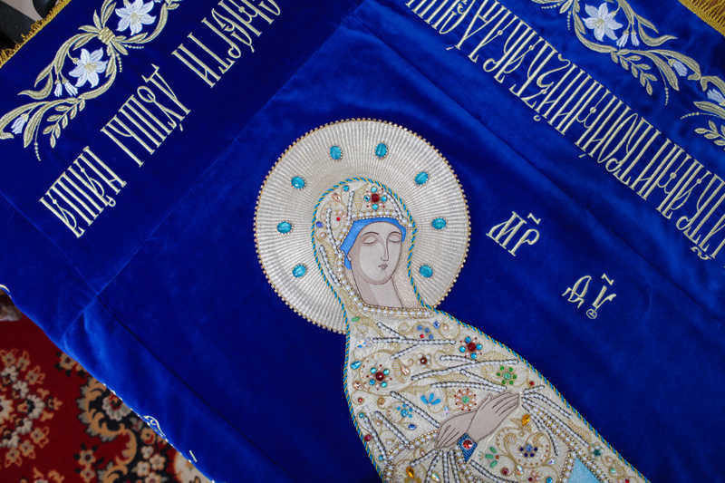 Плащаница 180х110см. Кайма, херувимы и тропарь машинная вышивка.Фигура Пресвятой Богородицы - ручная вышивка