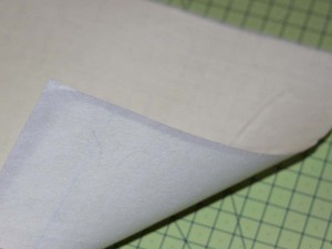 Укрепите ткань с помощью стабилизатора для вышивки
