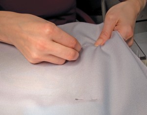 Закрепление ткани перед переведением рисунка будущей вышивки
