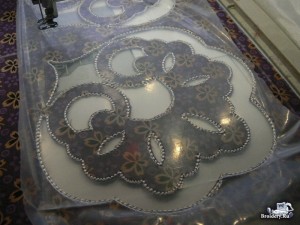 Вышитая салфетка в технике ришелье