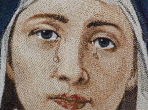 «Dolorosa » (фрагмент). Даже на фотографии заметен 3D эффект вышитых «слез»