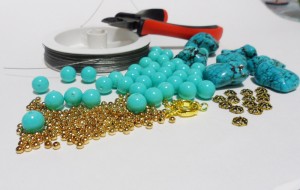 Камень бирюза в бусах. Инструменты и материалы