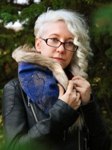 Шарф-хомут с машинной вышивкой