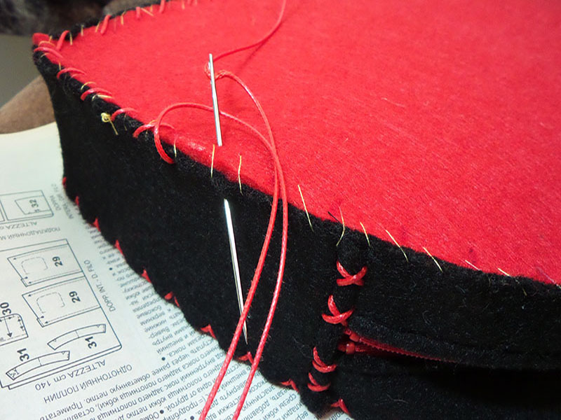 Сумка из фетра украшенная машинной вышивкой: Декорирование шнуром