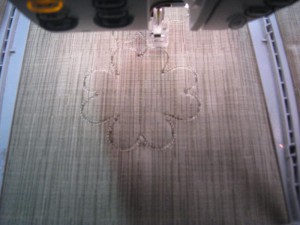 Машинная вышивка декоративным шнуром: Вырезание отверстий для ришелье 