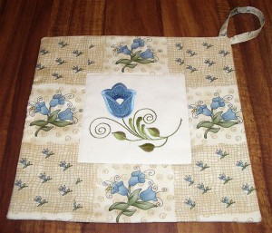 Декор машинной вышивкой: Кухонное полотенце и прихватки 