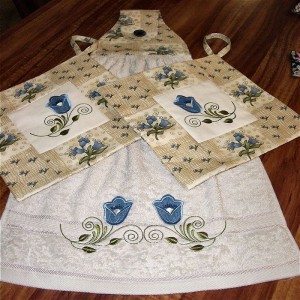 Декор машинной вышивкой: Кухонное полотенце и прихватки 