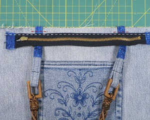 Из ненужных джинс в новую сумку с вышивкой: Вшивание молнии