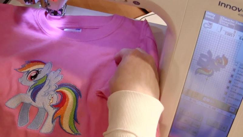 Машинная вышивка по центру футболки 