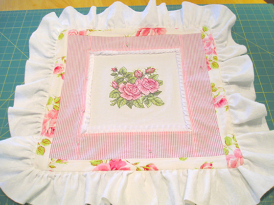 Машинная вышивка: Розы крестом на декоративной подушке