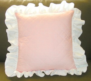 Машинная вышивка: Розы крестом на декоративной подушке