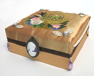 Шкатулка с вышивкой