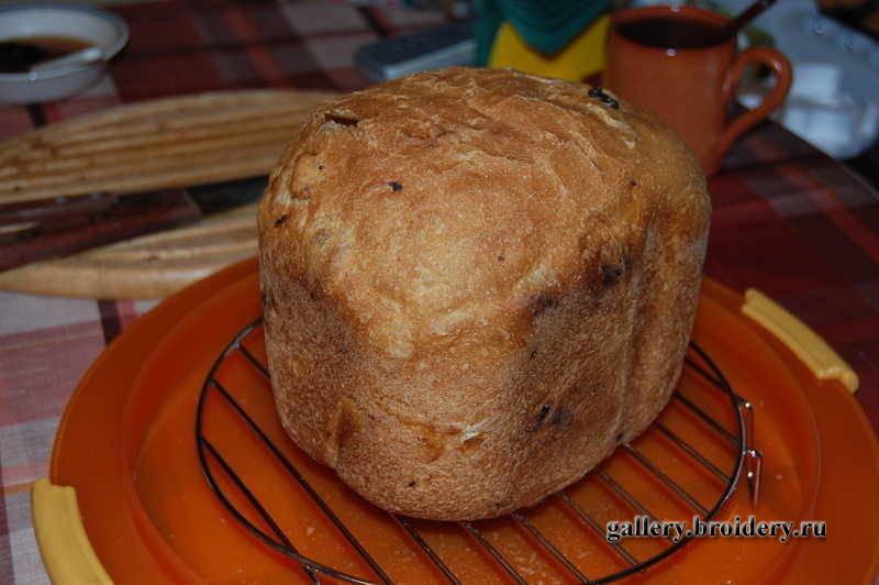 Наш первенец! Белый с изюмом. Правда, мука старая, но зато - изюм без косточек!
