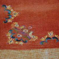 Угол терракотовой скатерти